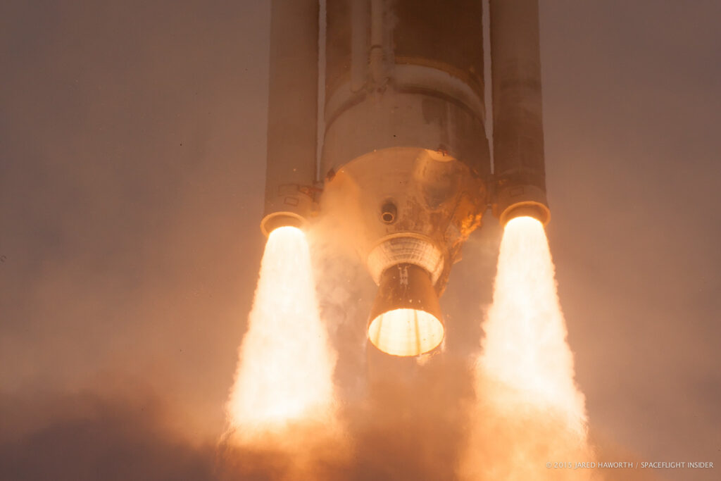 Rocket-engine-powered-by-oxygen-as-a-strong-oxidizing-fuel-1024x683 Solid Oxygen Explained: How, When, and Why Oxygen Freezes Into a Crystal